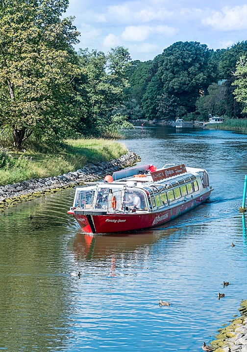 RED Sightseeing boat